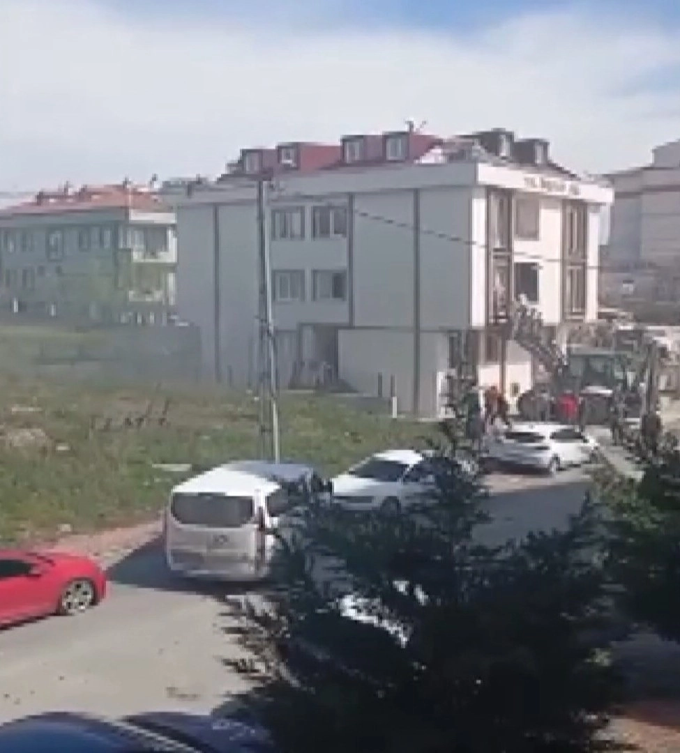 Binada &ccedil;ıkan yangında mahsur kalanlar kep&ccedil;eyle kurtarıldı