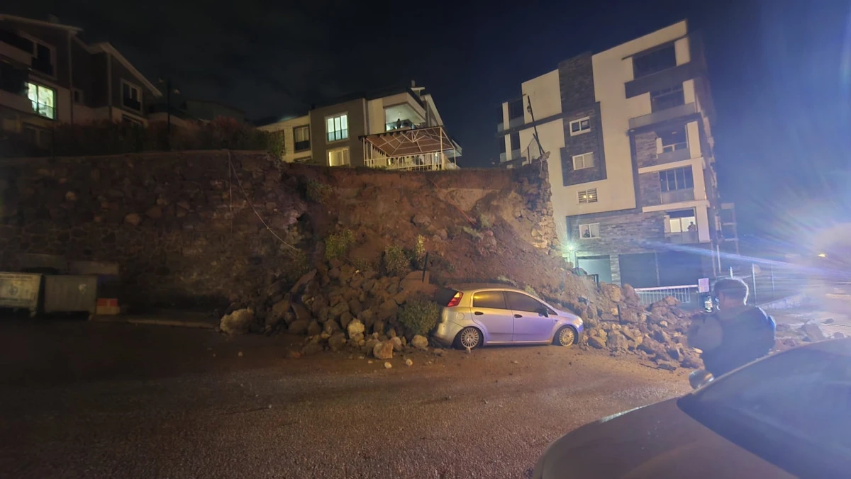 Bursa'da sitenin istinat duvarı &ccedil;&ouml;kt&uuml;; otomobil kullanılamaz hale geldi