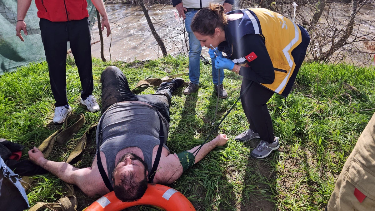 Dengesini kaybedip nehre d&uuml;şen kişiyi itfaiye ekipleri kurtardı